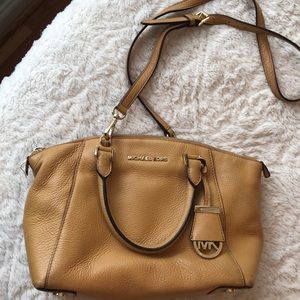 SALE!!! Micheal Kors crossbody purse